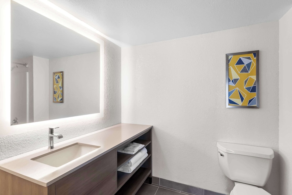 Suite, Multiple Beds, Non Smoking - Photo 2