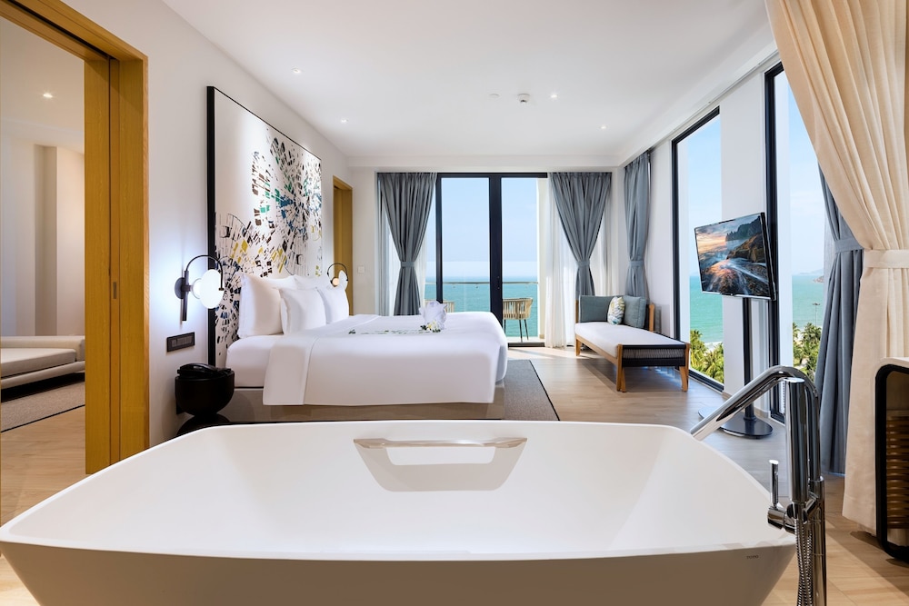 Premier Suite Ocean View King - Photo 2