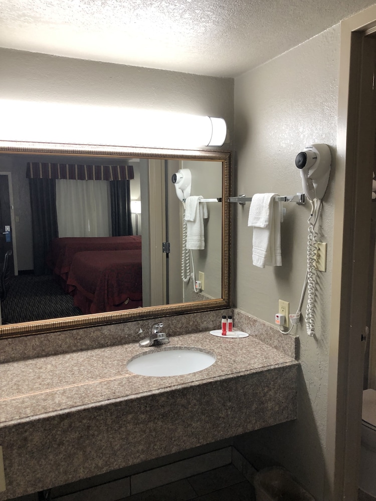 Room, 1 King Bed, Accessible, Non Smoking (Mobility,Tub w/Grab Bars) - Photo 3