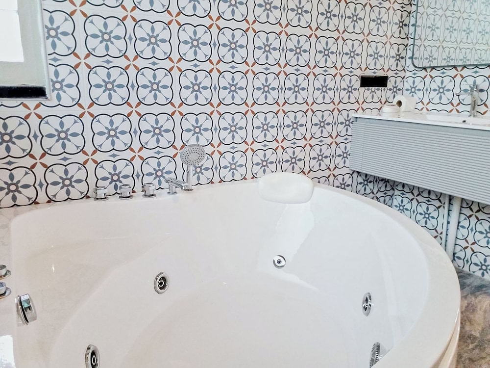 Suite with Jacuzzi and Garden photo 2