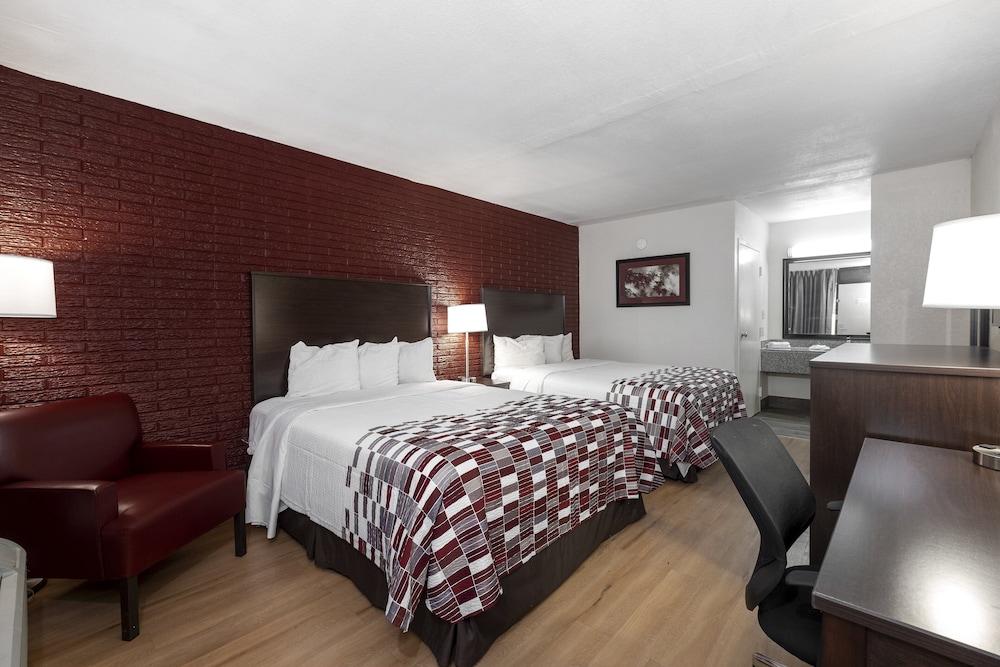Deluxe Room, 2 Queen Beds, Smoking - Photo 1