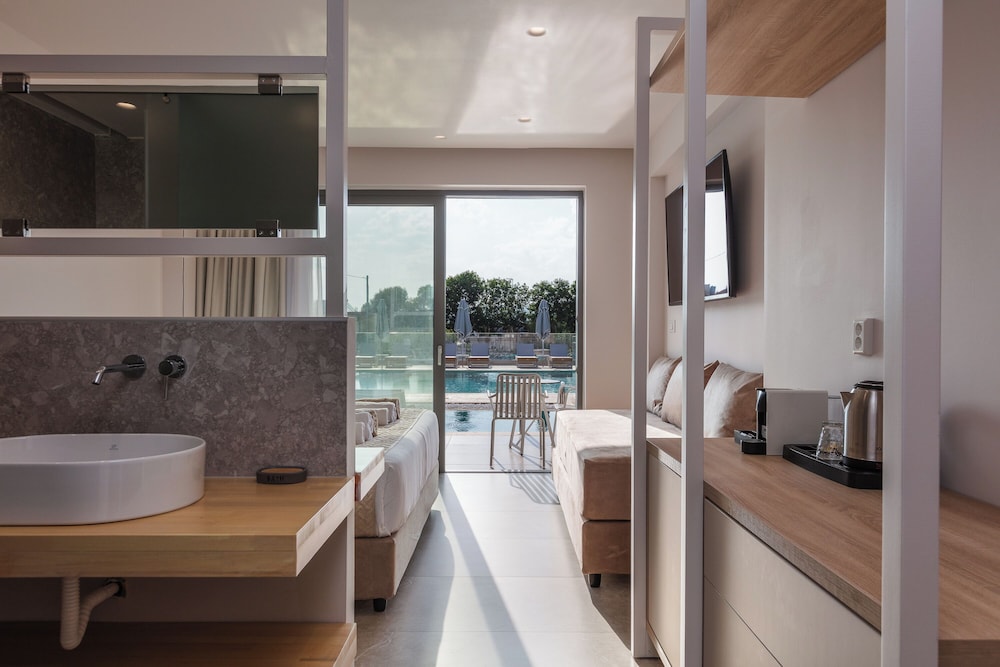 Superior Room with Private Pool - Photo 16