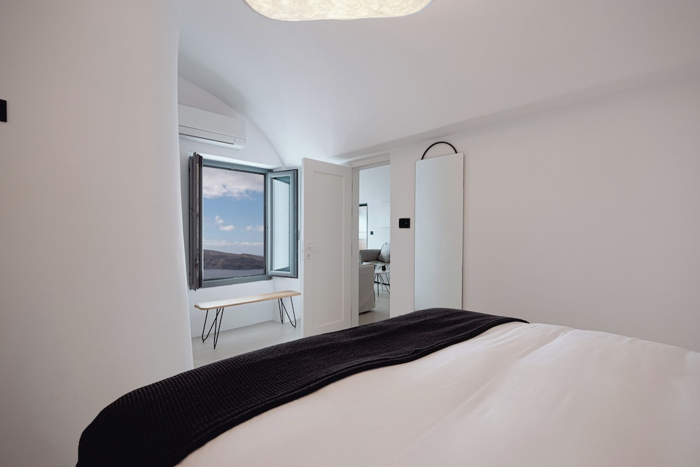 The Captain's Suite with Hot Tub & Caldera View - Photo 4