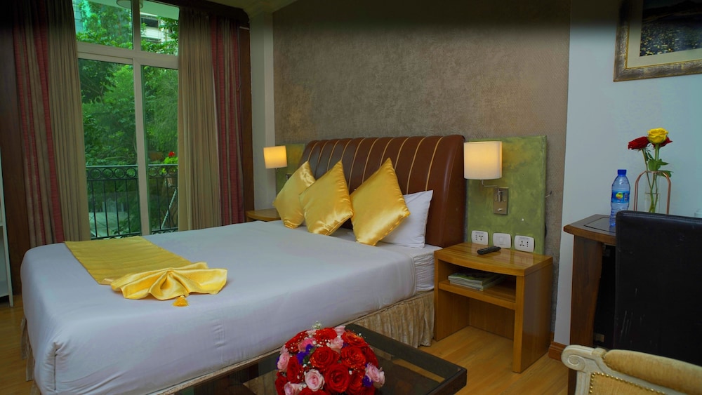 Standard Room, 1 Queen Bed, City View photo 2