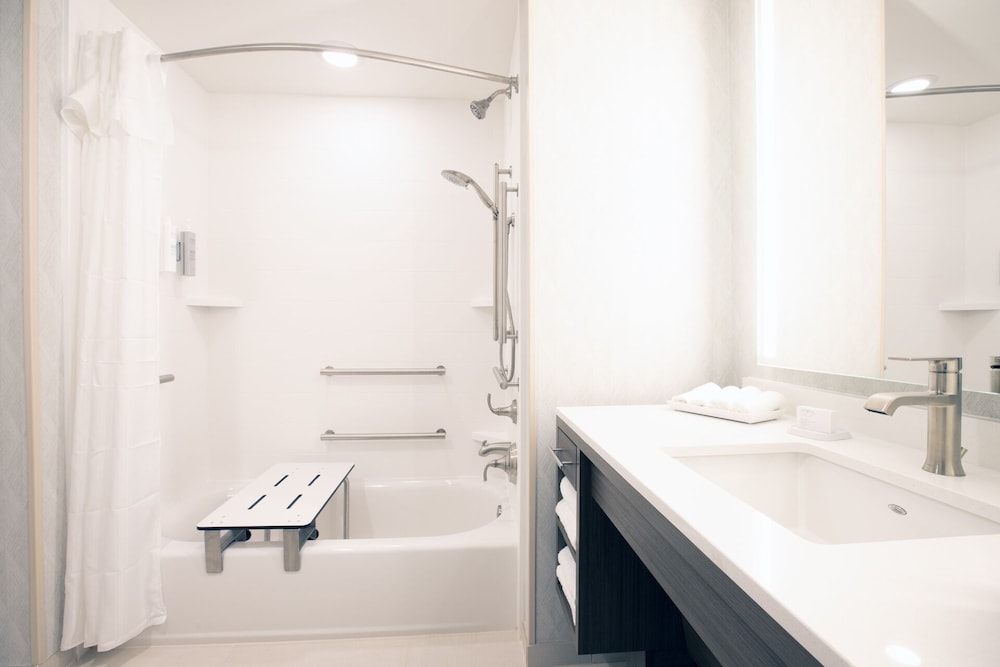 Studio Suite, 1 King Bed, Accessible, Bathtub - Photo 2