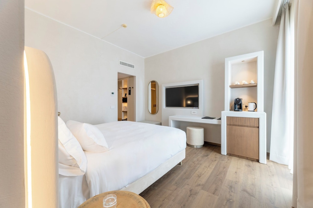 Deluxe Room, Partial Lake View - Photo 1