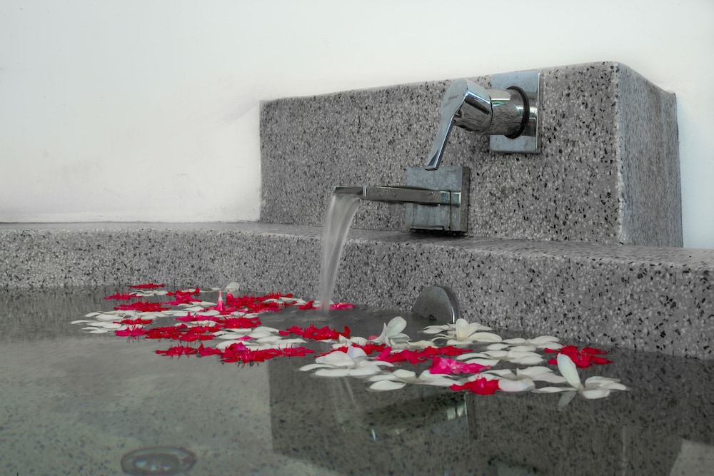 Infinity Poolside Signature Suite - Photo 4