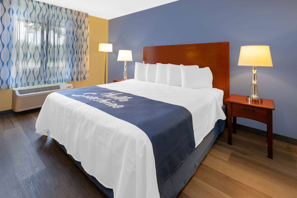 Room, 1 Queen Bed, Accessible, Non Smoking (Mobility) - Photo 1