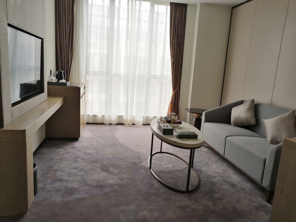 Executive Suite, 1 King Bed, Smoking photo 2
