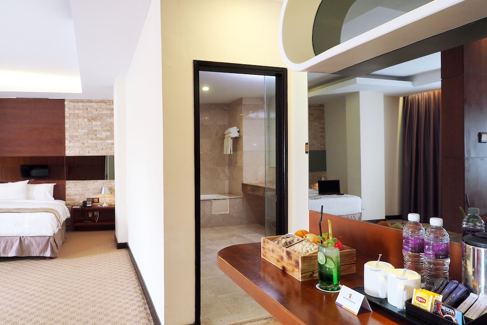 Junior Suite, 1 King Bed, City View photo 2