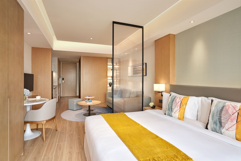Deluxe Studio, 1 King Bed - Photo 1