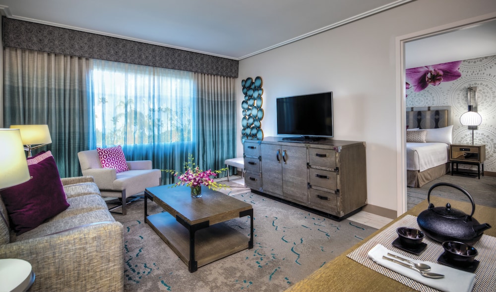 Suite, 1 King Bed with Sofa bed, Hearing Accessible (Includes Universal Express Unlimited^)