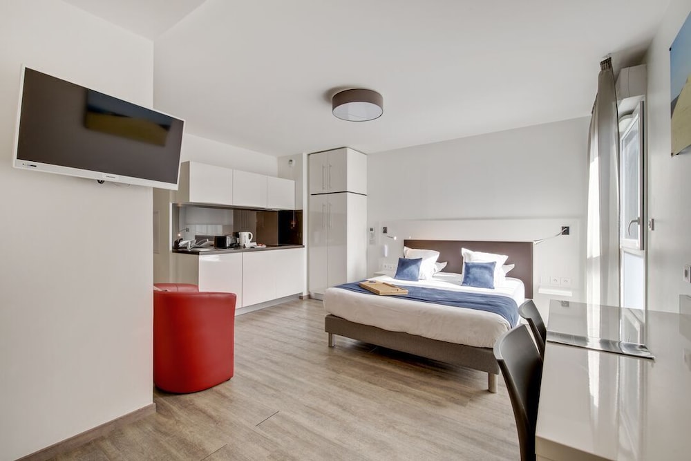 EXECUTIVE STUDIO (DOUBLE BED AND SOFA BED) photo 3