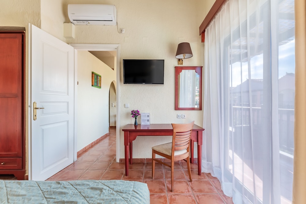 Family Room, Garden View - Photo 6