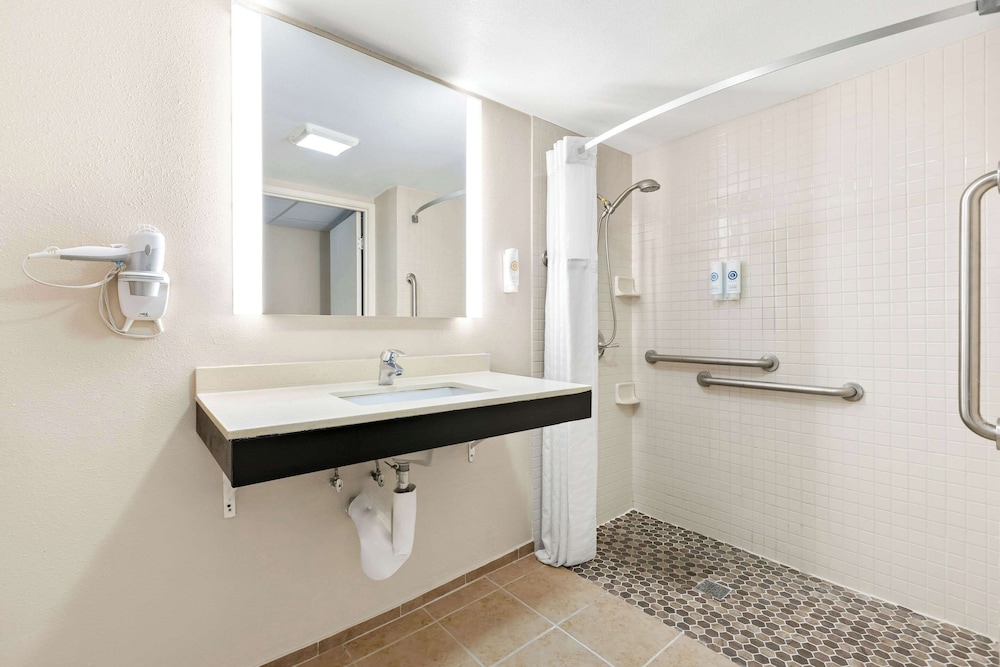 Room, 1 King Bed, Accessible, Non Smoking (Accessible Tub) - Photo 6