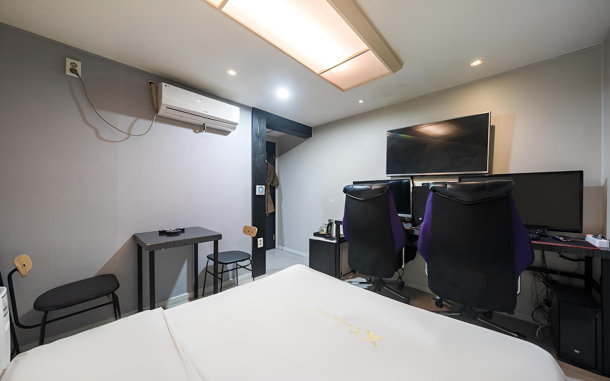Room (Couple PC (Roll Netflix Wave Disney h) photo 2