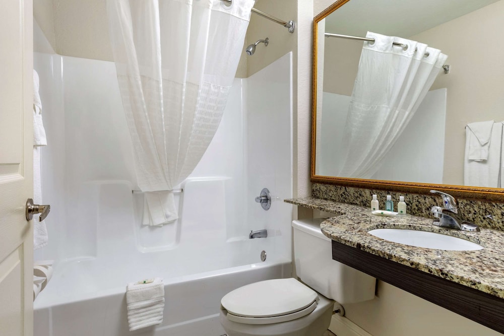 Room, 2 Queen Beds, Non Smoking (Desk) - Photo 4