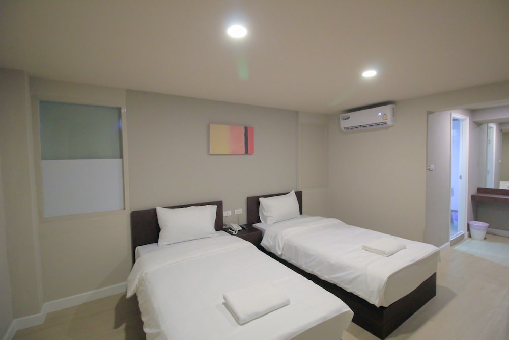 Standard Twin Room (No Window) - Photo 4