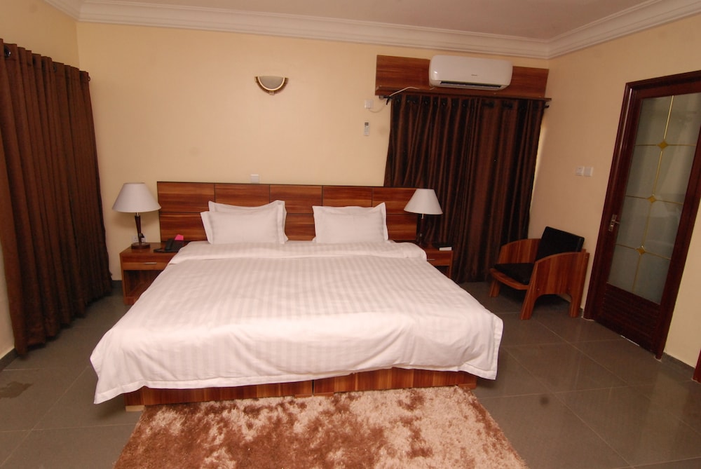 Suite - Photo 1