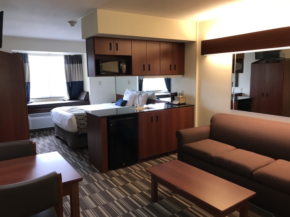 Suite, 1 Queen Bed with Sofa bed - Photo 2