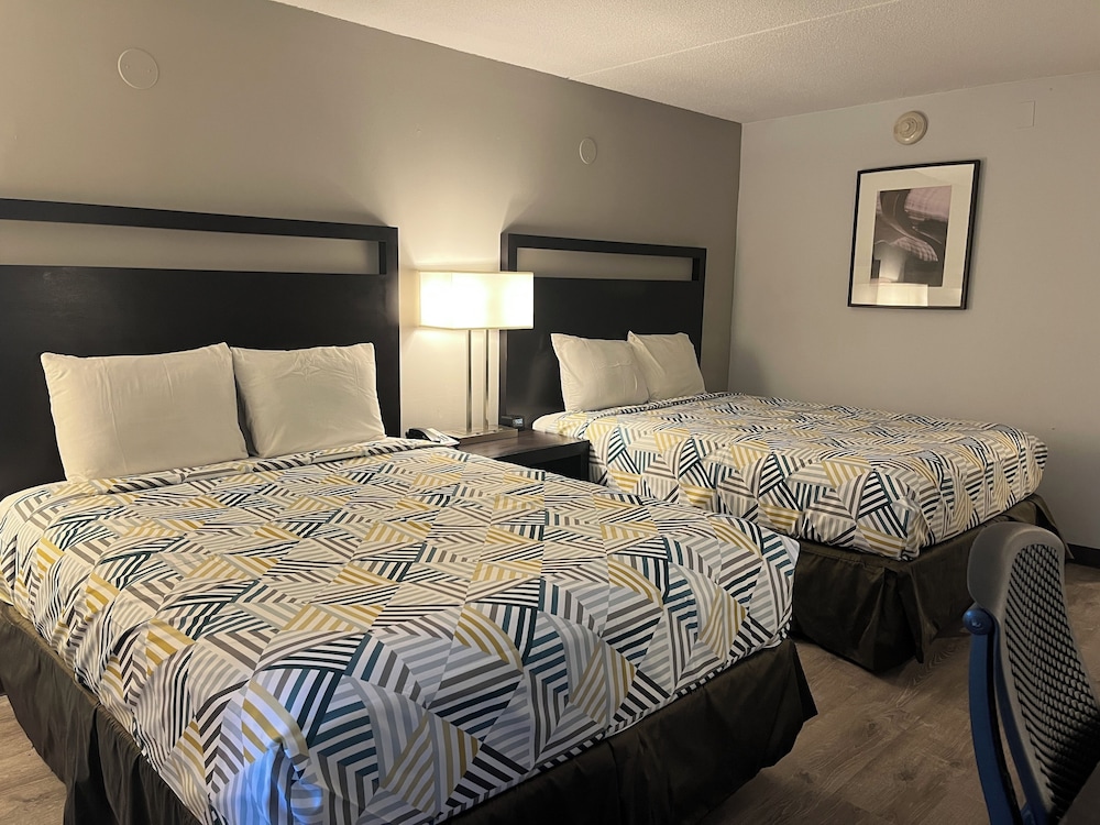 Deluxe Room, 2 Queen Beds, Smoking, Refrigerator & Microwave photo 2