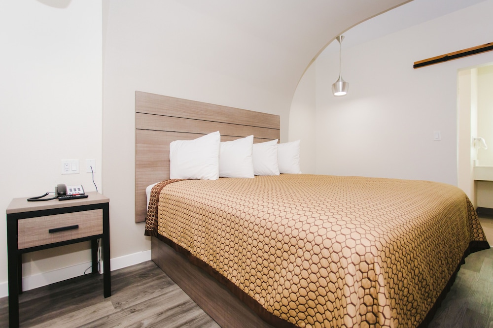 Standard Room, 1 King Bed, Non Smoking (W) photo 3