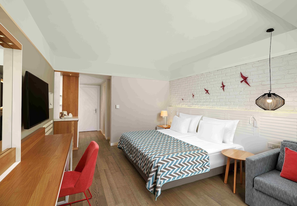 Superior Double or Twin Room thumbnail 5