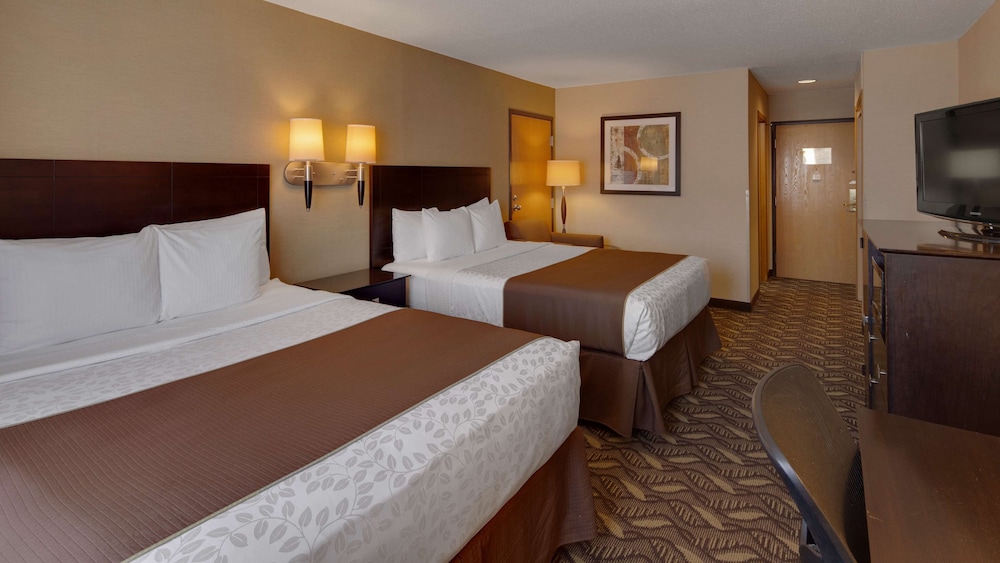 Standard Room, 2 Queen Beds, Non Smoking, Refrigerator & Microwave photo 3