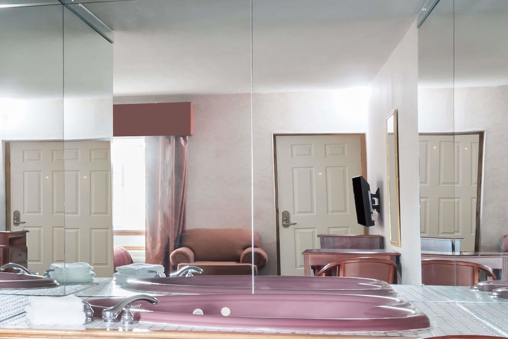 Studio Suite, 1 King Bed, Smoking - Photo 1