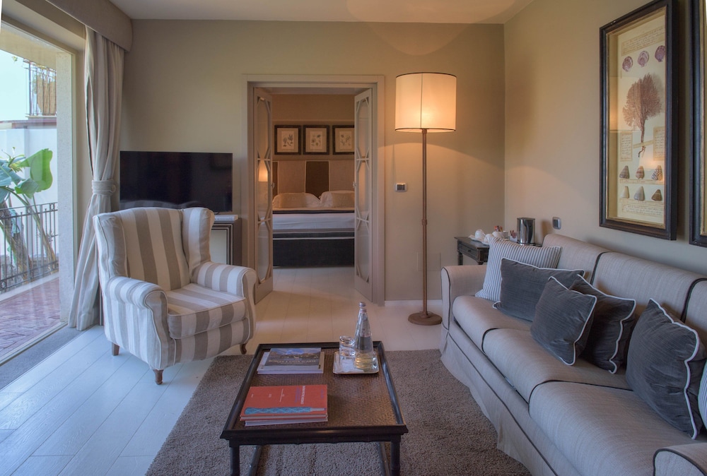 Design Suite, Sea View