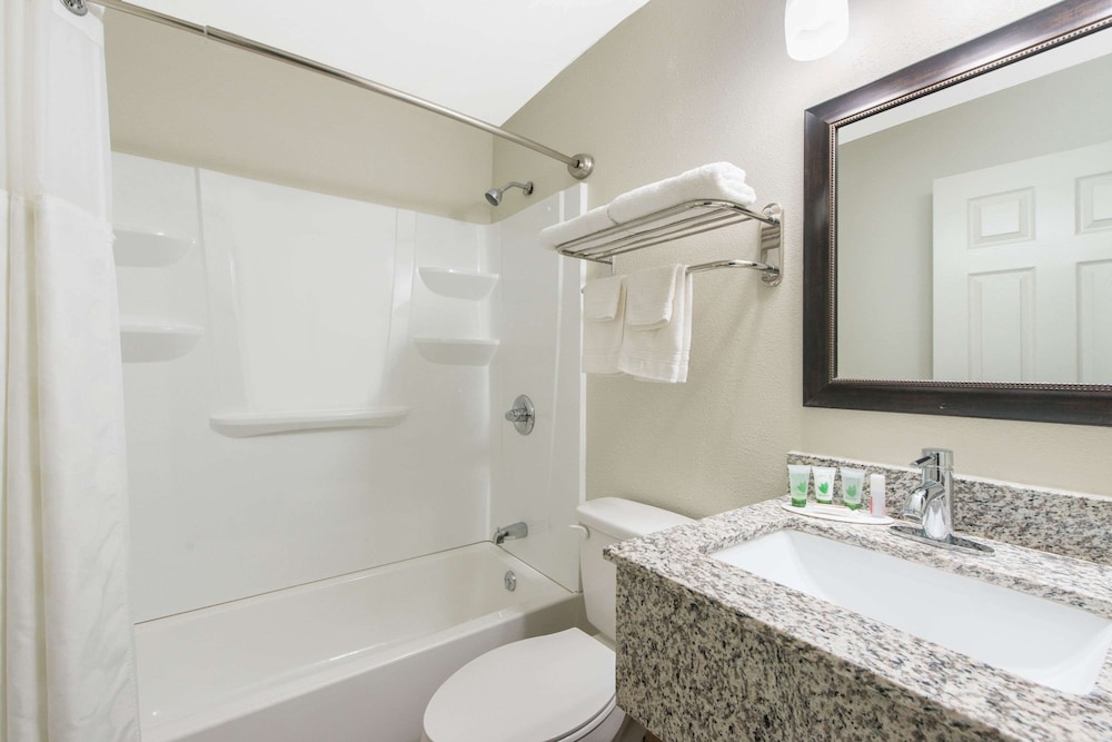 Standard Room, 1 Queen Bed, Non Smoking, Refrigerator - Photo 6