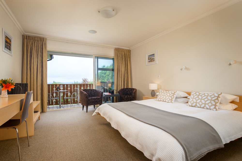 Luxury Double Room, 1 King Bed, Jetted Tub, Partial Lake View photo 1