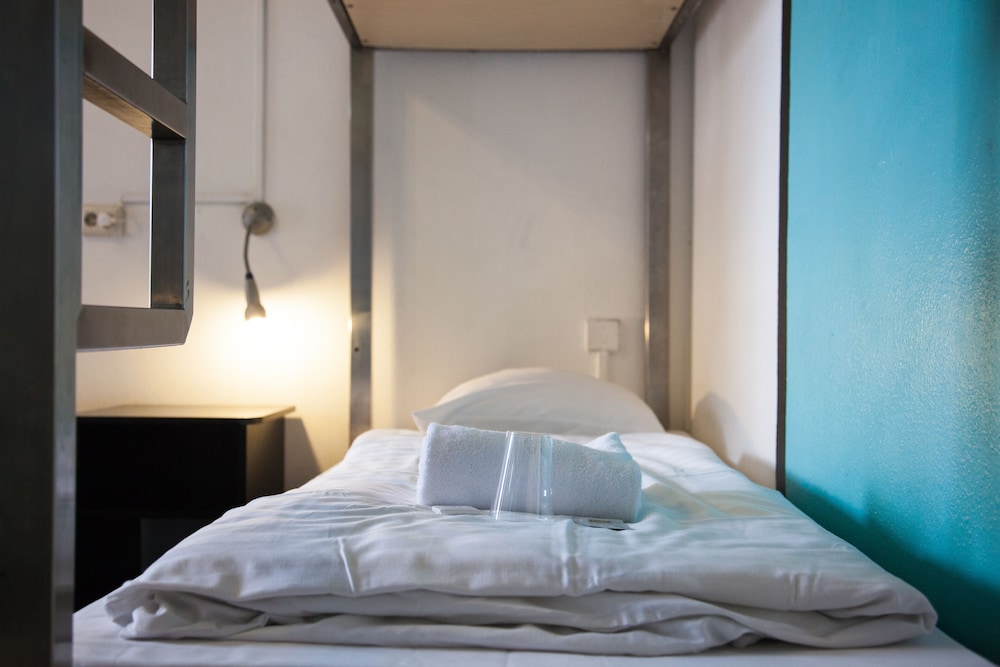 Private 6-Bed Room with Private Bathroom photo 3