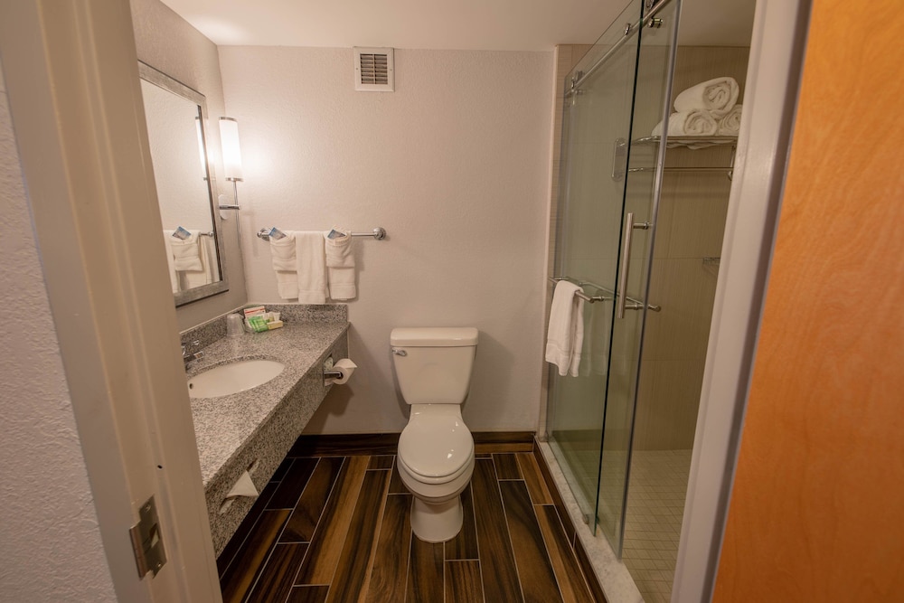 Standard Room, 2 Queen Beds (Bath Shower Combo) - Photo 12