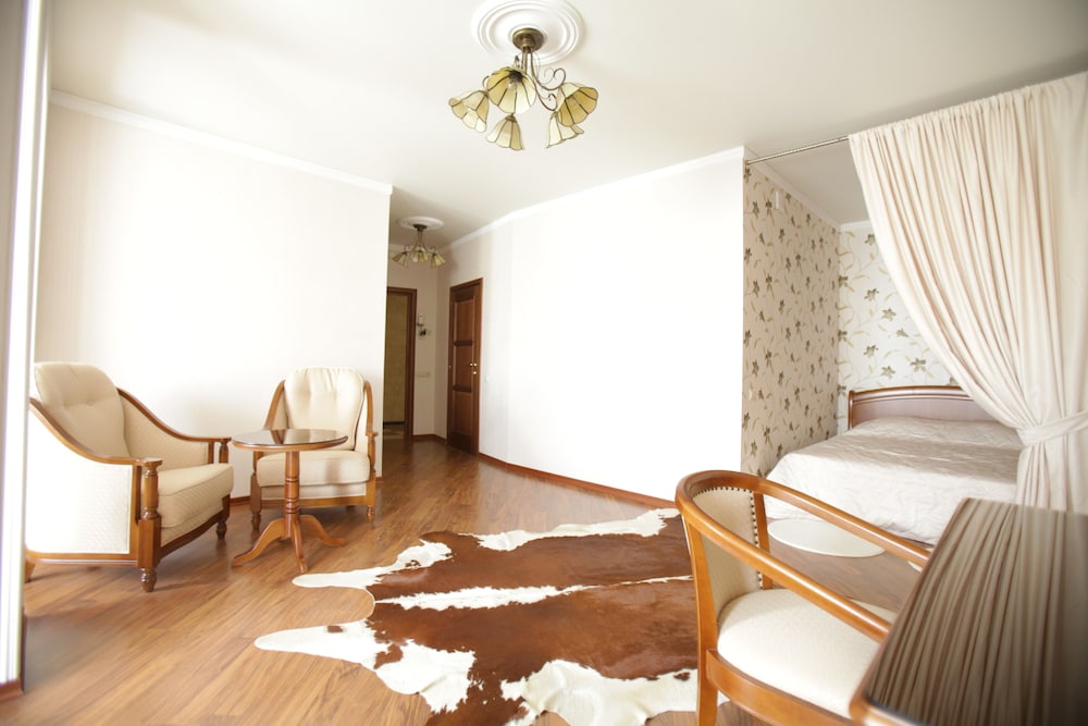 Superior Family Room photo 2
