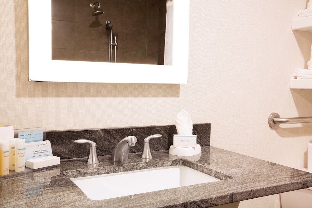 Room, 2 Queen Beds, Accessible, Bathtub - Photo 4