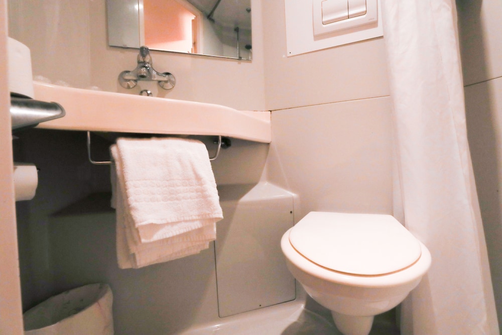 Standard Room, 3 Twin Beds - Photo 6