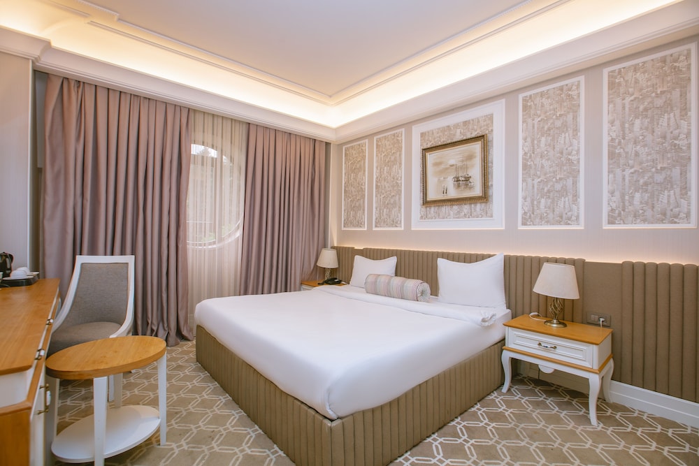 Deluxe Room, 1 King Bed, City View - Photo 8