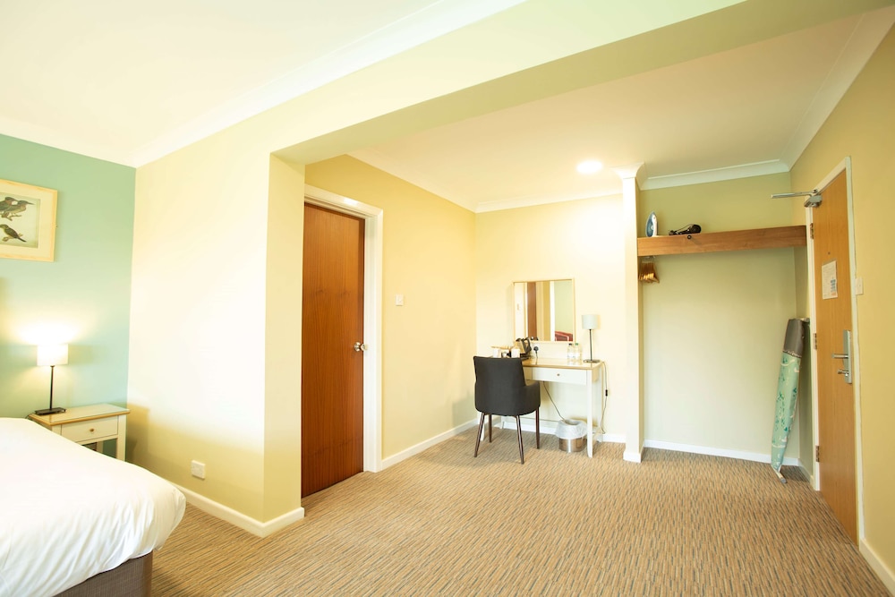Standard Room, 1 King Bed, Non Smoking, Balcony - Photo 5