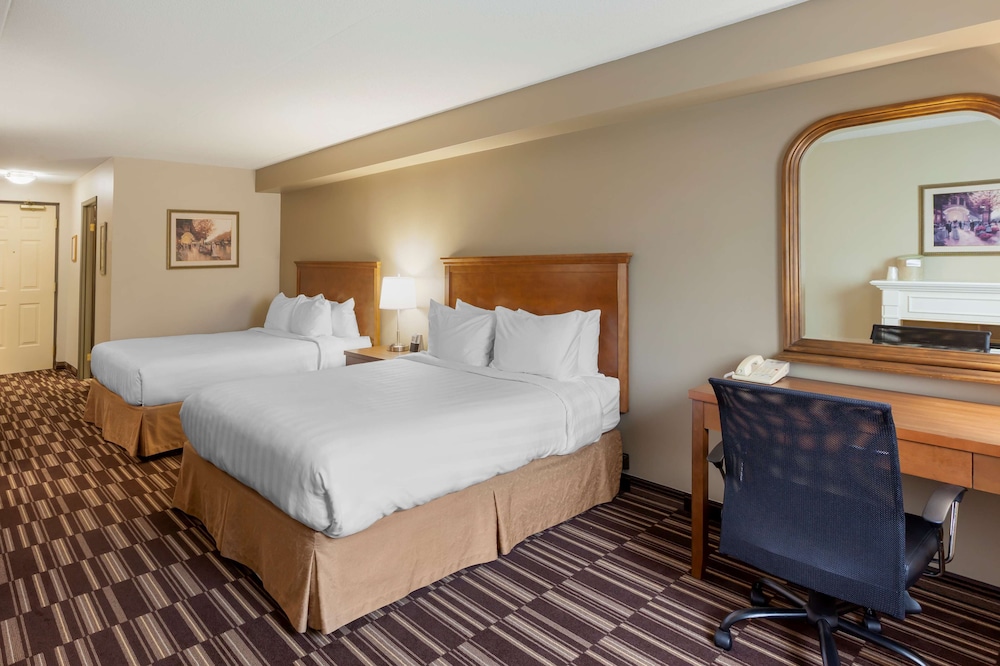 Standard Room, 2 Queen Beds, Non Smoking, Fireplace - Photo 2