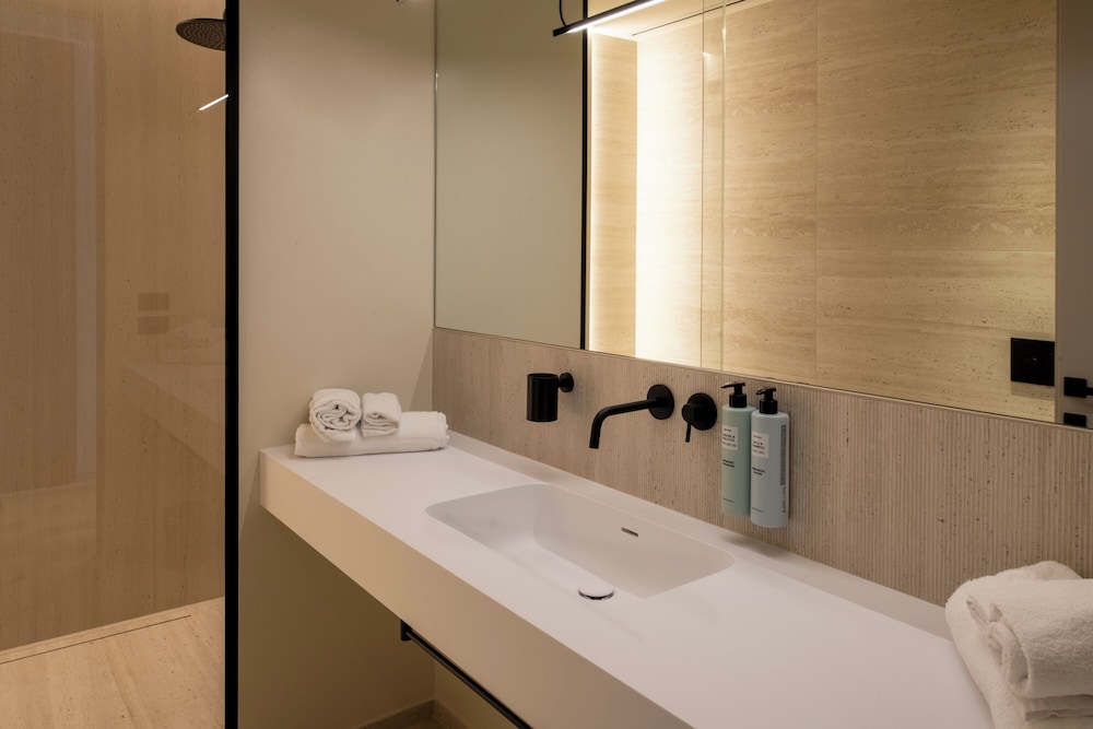 Suite, Hot Tub - Photo 11