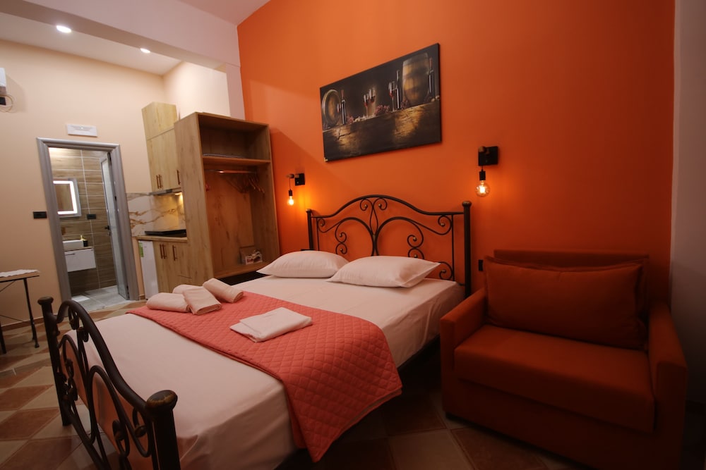 Deluxe Studio Suite, 1 Queen Bed with Sofa bed, Garden View photo 1