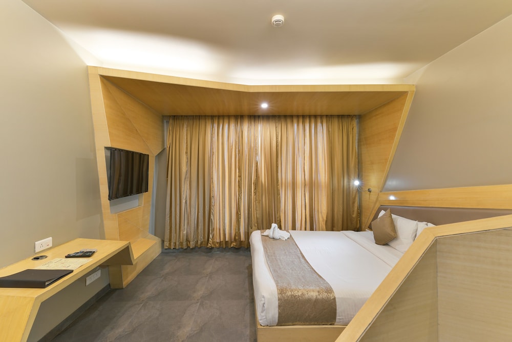Deluxe Room - Photo 13