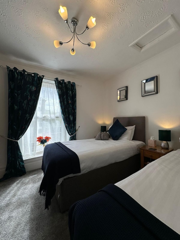 Double or Twin Room, Ensuite (room 1) photo 2