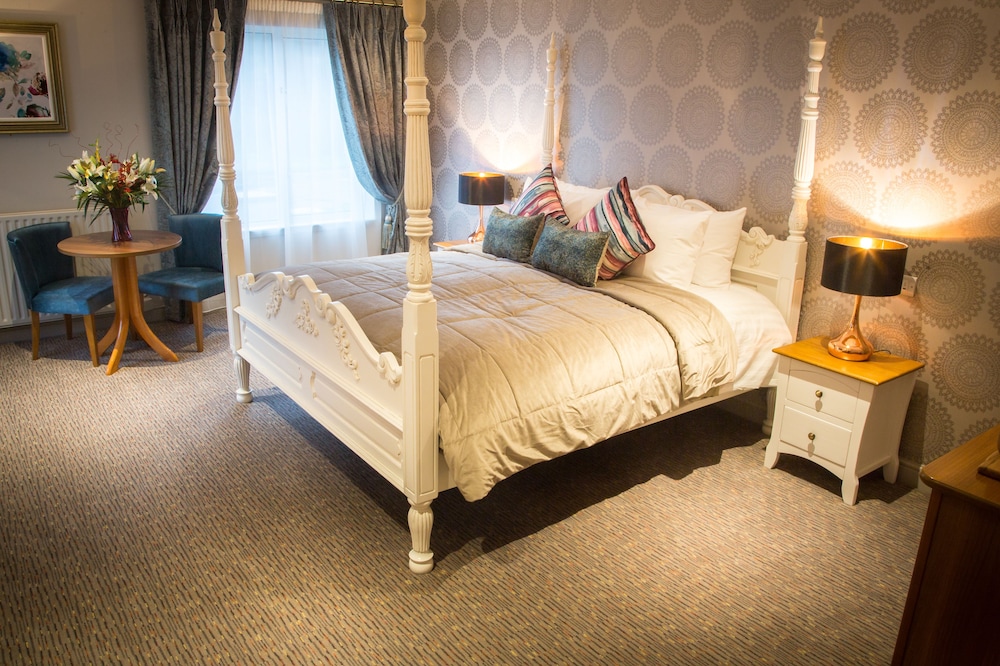 Four Poster Master Suite (Upper Floor)
