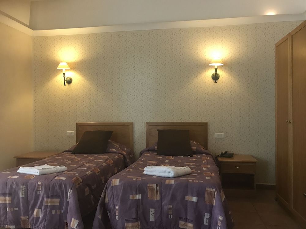 Standard Double or Twin Room - Photo 4