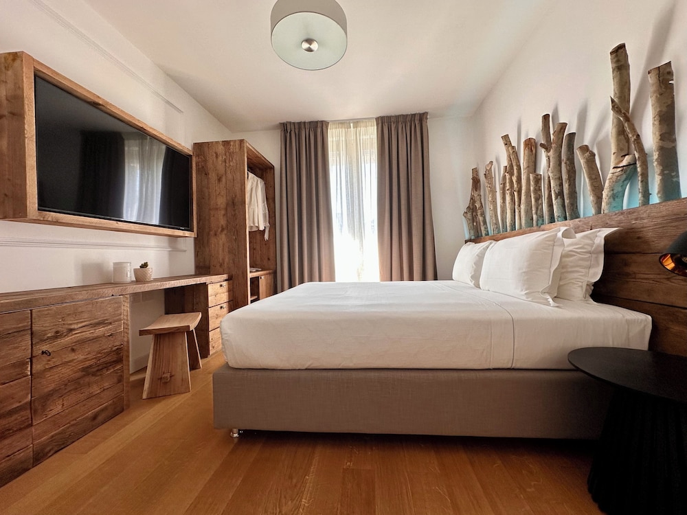 Annex Building Deluxe Apartment (100 meters)