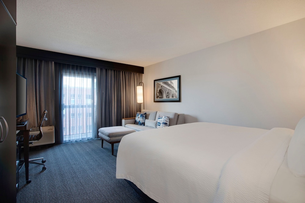 Deluxe Room, 1 King Bed with Sofa bed, Balcony (Hearing Accessible) - Photo 2