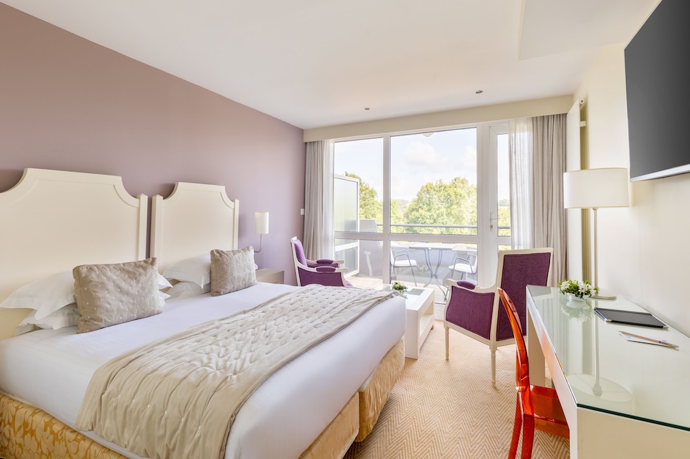 Junior Suite, 1 King Bed, Terrace, Lake View photo 3