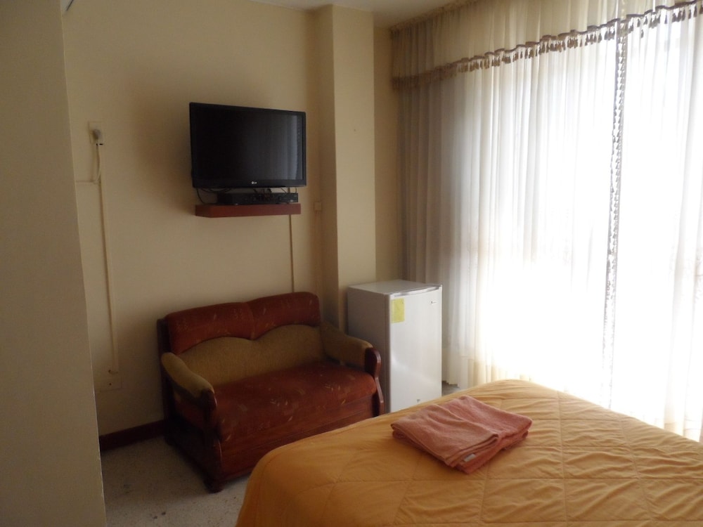 Classic Room, 1 Queen Bed photo 3